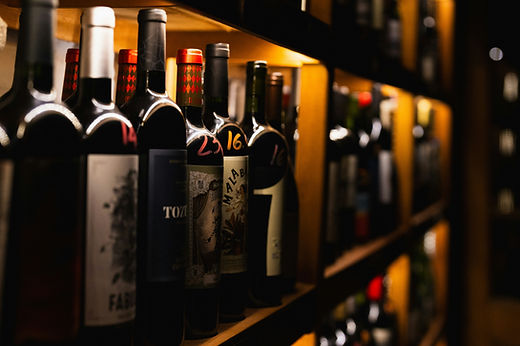 Weinregal mit italienischen Rotweinflaschen im Al Dente 44